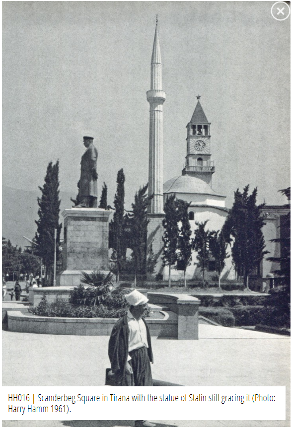 Statua Di Stalin In Piazza Scanderbeg